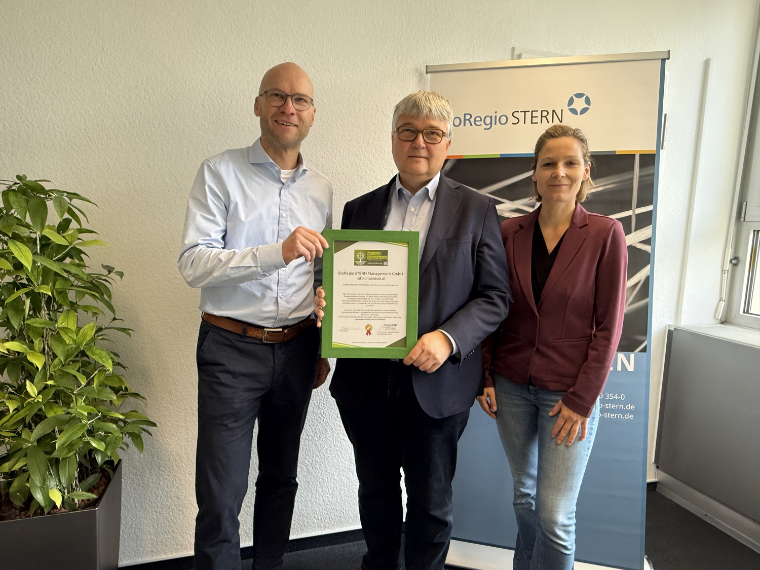 Urkundenübergabe Klimazertifikat bei Bio Regio